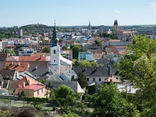 Prišli o strechu nad hlavou. Po požiari v Nitre ostávajú desiatky ľudí v telocvični