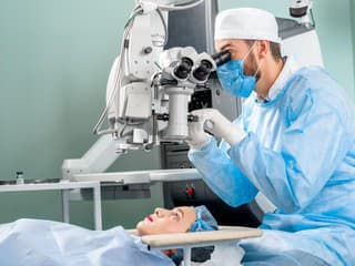 Zbaví vás laser okuliarov navždy? Primár vysvetľuje, kedy sa môžu dioptrie opäť objaviť