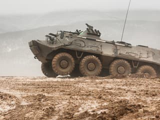Ukrajinci mali prestavať sovietske transportéry na kamikadze roboty. Vraj s nimi prelomili ruskú obranu