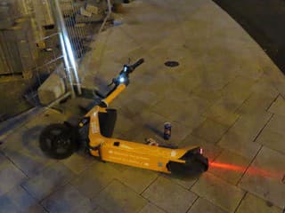 Opití kolobežkári spôsobili v Bratislave dve nehody. Jeden skončil v nemocnici