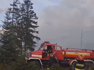 Slovensko vyschlo a stačí malá iskra. Hasiči bojujú s požiarmi na viacerých miestach