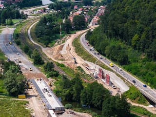 Zlá správa pre vodičov z Banskobystrického kraja. Výstavba dôležitého úseku sa predĺži o dva roky