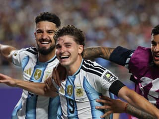 Obrovské drámy zvládli favoriti. Anglicko a Argentína si zahrajú o finále