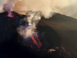 Etna naďalej komplikuje dovolenky na Sicílii. Rušia stovky letov