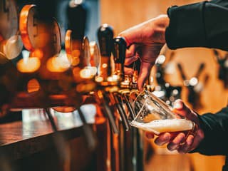 Trik proti rannej opici: Japonci predstavili revolučný pohár na pivo