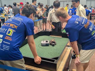 Mladí Slováci zažiarili v Japonsku. S autonómnymi robotmi ovládli robotický futbal