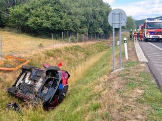 Vodič na R1 zaspal za volantom. Auto skončilo na streche, zasahoval vrtuľník