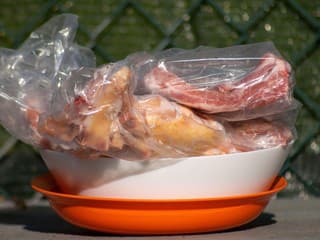 Hygienici varujú pred chybou, ktorú robíme pri rozmrazovaní potravín. V lete môže byť nebezpečná