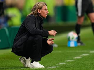 Jeho defenzíva bola takmer nepriepustná, krajine zariadil štátny sviatok. Po MS skončil ďalší kouč