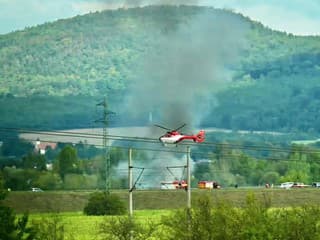 FOTO: Smrteľná nehoda na diaľnici D1. Dodávka zišla z cesty a začala horieť, vodič nemal šancu prežiť