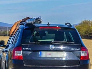 FOTO: Kuriozita zo slovenských ciest, aká tu dlho nebola. Takto vodič prevážal náklad na streche auta
