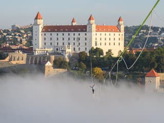 Od úsvitu po súmrak na lane. Estónec Jaan Roose prešiel po slackline nad Bratislavou necelých 15 kilometrov