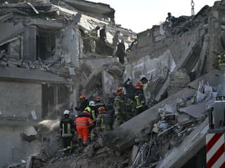 Po ruskom útoku na bytovku v ukrajinskom meste Pryluky zahynulo najmenej 14 ľudí vrátane štyroch detí
