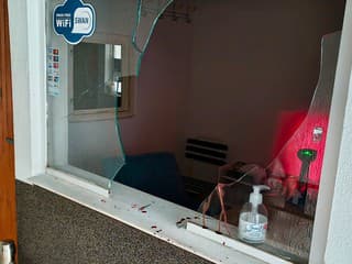 FOTO: Kuriózny prípad v Nitre. Mladík poškodil kúpalisko, zranil sa a sám prišiel na políciu
