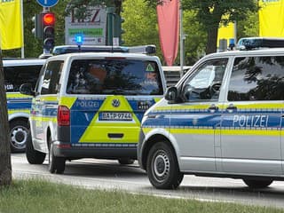 Možná rukojemnícka dráma v nemeckej banke. Muž s nožom zabil zamestnanca