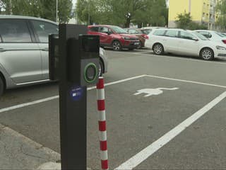 V Prešove spúšťajú nabíjačky elektromobilov pri školách. Nie všetci sú z novinky nadšení