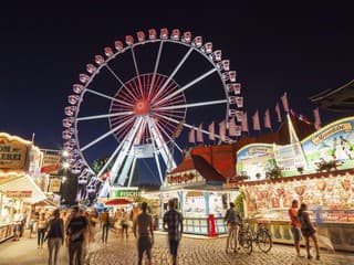 23 ľudí viselo hodiny 30 metrov nad zemou. Kolotoč na jarmoku sa nečakane zastavil