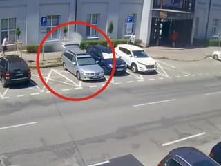 VIDEO: Dramatický zásah v Nitre. Z auta stúpal dym, horela lítiová batéria