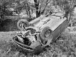 Auto skončilo na streche. Pod vozidlom našli osobu bez známok života