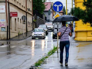 Na Slovensko sa valí studený front. SHMÚ vydal výstrahy pred búrkami