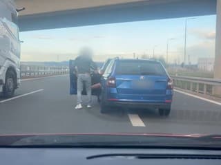 VIDEO: Na diaľnici vybrzdil a surovo zbil mladú vodičku. Jej dcéra (8) zachránila kľúčový dôkaz