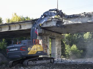 V Banskej Bystrici opäť začali búrať most. Spájal dve husto obývané mestské časti