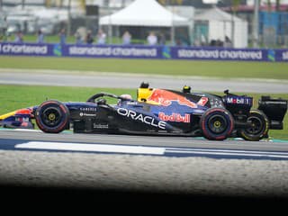 Chaos na VC Bahrajnu v Malajzii, štart dvakrát odložili. Fenomenálny Verstappen získal premiérový triumf