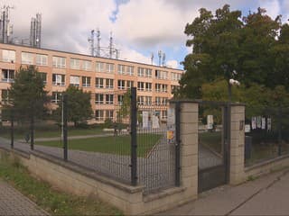 Hromadná nákaza salmonelózou v pražskej škole: Počet potvrdených prípadov rastie, hygienici našli príčinu