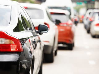 Vedci rozlúskli, v ktorom pruhu sa v kolóne dostanete do cieľa rýchlejšie