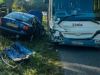 Desivé ráno pri Michalovciach: Autobus vezúci deti sa zrazil s osobným autom
