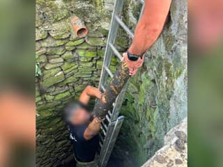 FOTO: Pri Leviciach čistili starú studňu. Na dne objavili nečakaný nález
