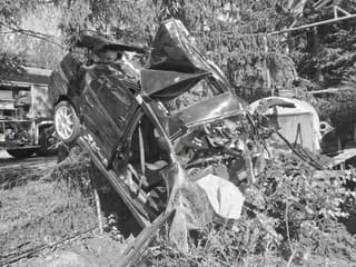 Hrôzostrašný záber z nehody na Orave. Auto po náraze do stromu skončilo úplne zdemolované, vodič (†34) neprežil