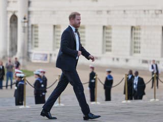 Rušný návrat princa Harryho do vlasti. Problémy detí so školou a otázka, na ktorú odmietol odpovedať
