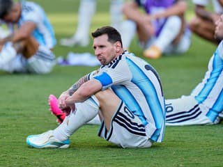 So spoluhráčmi necestoval, pred fanúšikov nevystúpil. Messi potichu odišiel domov za chorým otcom