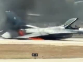 VIDEO: Stíhačka F-16 núdzovo pristála v plameňoch. Jediné letisko na Zakynthose je ochromené