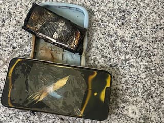 Slovenku zobudili iskry a dym. Pri hlave jej začal horieť telefón. V servise mali jasnú odpoveď