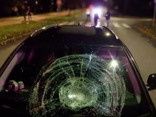 Cez priechod pre chodcov už neprešla. Ženu (†61) v Brezne zrazilo auto, v nemocnici zomrela