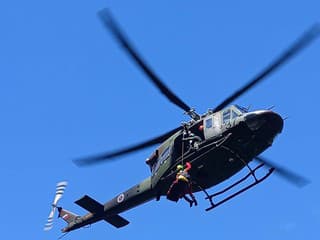 Slovenský paraglajdista uviazol na strome v Slovinsku. Záchranári sa k nemu dostávali v náročnom teréne