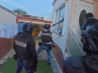 VIDEO: Policajná razia. Vydávali sa za ženu, matku aj policajta. Od 26-ročného muža mali podvodníci vylákať 10-tisíc eur