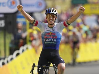 Náročnú etapu poznačil pád favorita. Pogačar mohol opäť vyhrať, no chcel pomôcť kolegovi. Využil to Evenepoel