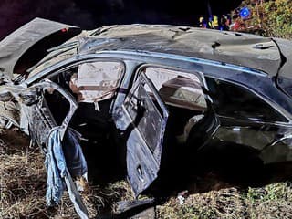 Pri predbiehaní stratil kontrolu. Vodič si rozbil auto, zranil seba aj spolujazdca