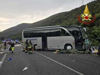 FOTO: Tragická nehoda v Taliansku. Autobus sa čelne zrazil s karavanom, hlásia mŕtvych aj desiatky zranených