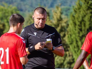 VIDEO: Obrovský škandál v slovenskej lige. Rozhodca ukázal hráčovi dve žlté karty, vylúčenie ale neprišlo