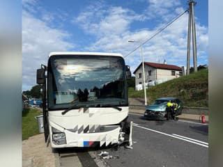 Vážna dopravná nehoda na severe Slovenska. Zrazil sa autobus s autom, zasahujú všetky záchranné zložky