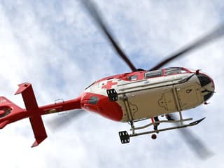 Dráma pri Sabinove. Paraglajdista (50) spadol do lesa, utrpel vážne zranenia