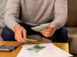 Slovensko sa prepadlo na dno EÚ. Iba v jednej krajine zarábajú ľudia menej, najviac zamrzí porovnanie s Poľskom