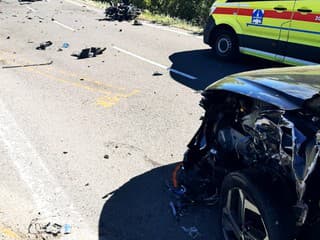 FOTO: Tragická nehoda na juhu Slovenska: Motorkár neprežil, spolujazdkyňa je ťažko zranená