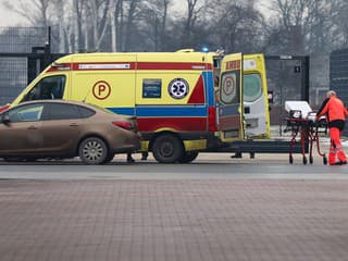 Veľká tragédia na dvore rodinného domu: Matka si pri cúvaní nevšimla syna. Päťročnému chlapcovi už nebolo pomoci