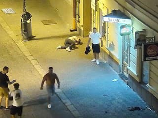VIDEO: Brutálna bitka v centre Banskej Bystrice. Polícia hľadá ľudí zo záberov