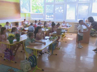 Školskému roku odzvonilo. Takto vyzeralo odovzdávanie vysvedčení
